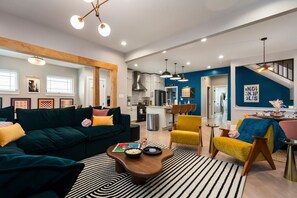 Smart TV - Pregame Palace | Hot Tub • HGTV • Garage Parking • Pets (Indianapolis)