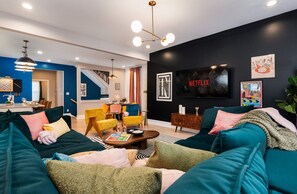Smart TV - Pregame Palace | Hot Tub • HGTV • Garage Parking • Pets (Indianapolis)