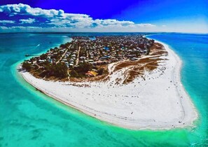 Beach nearby - Anna Maria Island -walk to the beach, shops and restaurants! (holmes Beach)