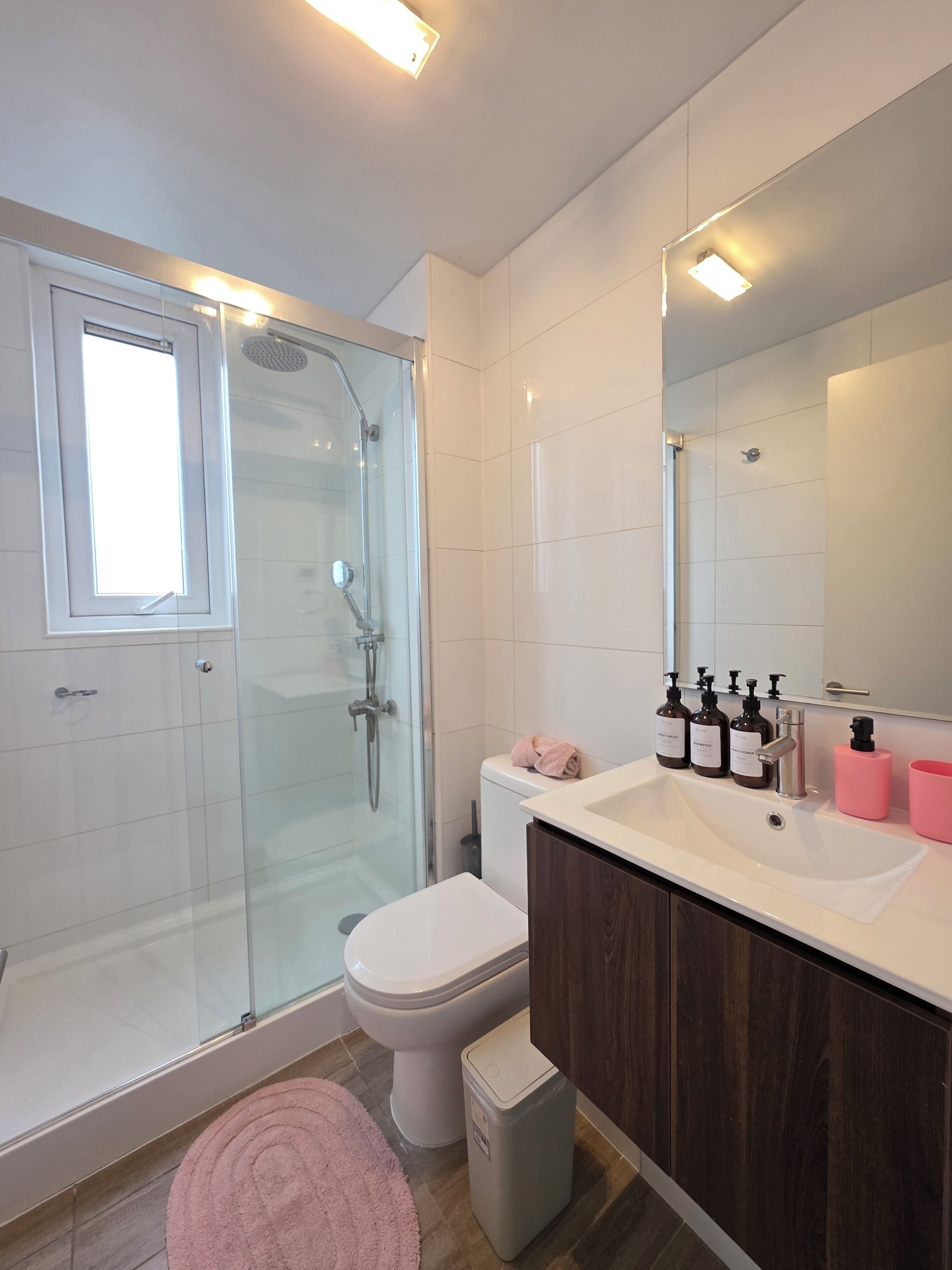 Douche, sèche-cheveux, serviettes fournies, savon