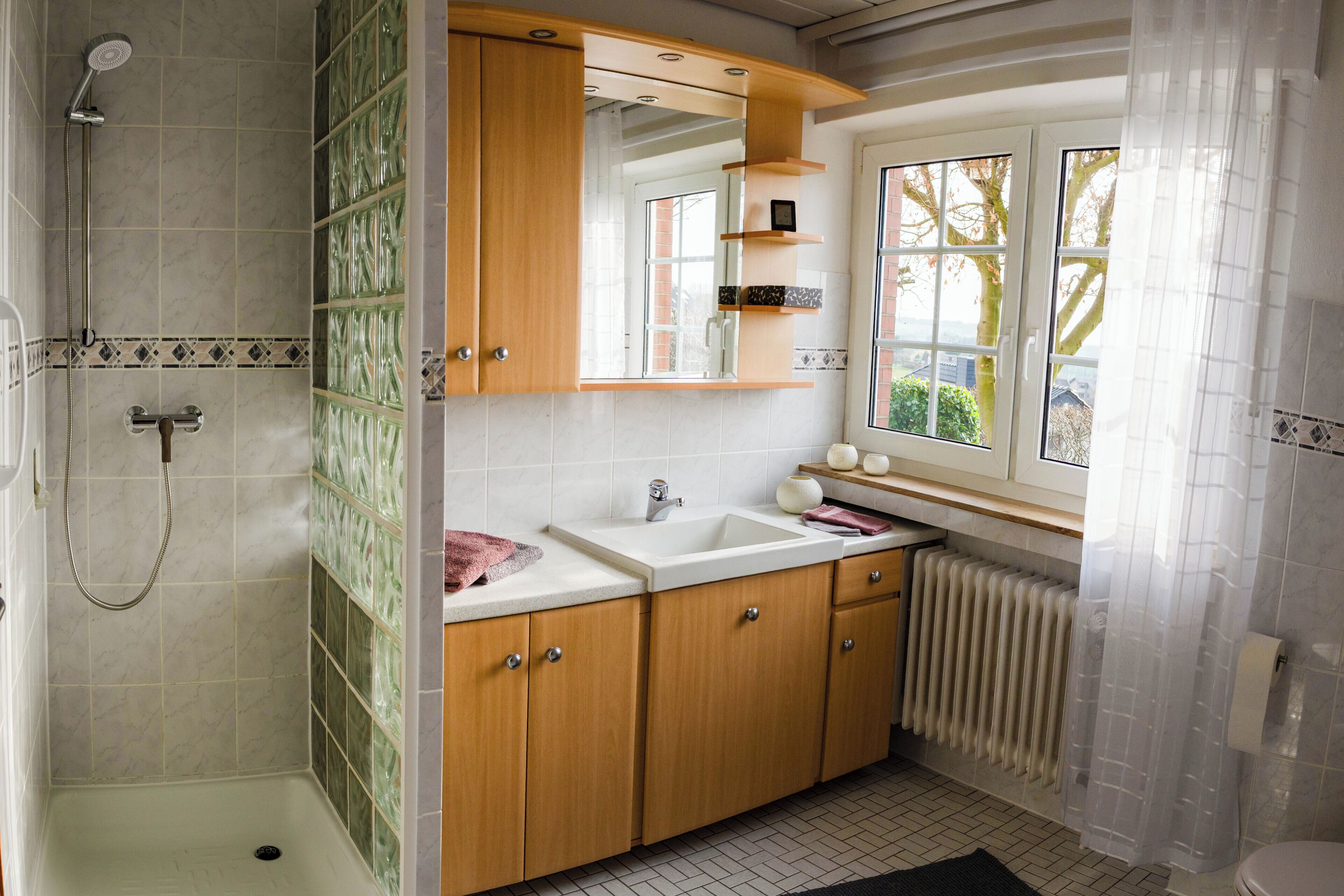 Douche, sèche-cheveux, serviettes fournies, savon