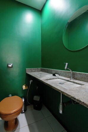 Hair dryer, towels, soap, toilet paper - One-bedroom apartment with living room, house style, affordable in Ipanema! (Rio de Janeiro)