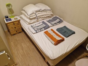 1 habitación, tabla de planchar con plancha, wifi y ropa de cama 