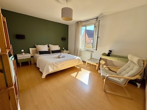 3 chambres, fer et planche à repasser, lit de bébé portatif