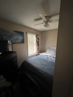 Room - Tranquil 1-bedroom cottage with AC in charming Cresco (Cresco)