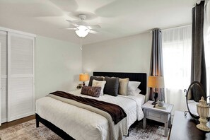 3 bedrooms, desk, iron/ironing board, WiFi - The Broad Ripple Speakeasy | Poker • Arcade • Yard (Indianapolis)
