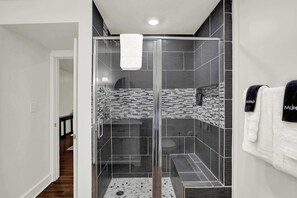 Een douche, een haardroger, handdoeken, shampoo