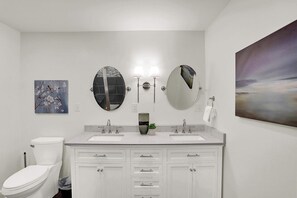 Een douche, een haardroger, handdoeken, shampoo