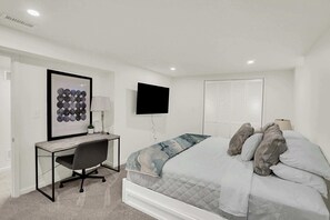 4 bedrooms, desk, iron/ironing board, travel cot - The Butler Bulldog Bungalow | Game Room • 4BR! (Indianapolis)