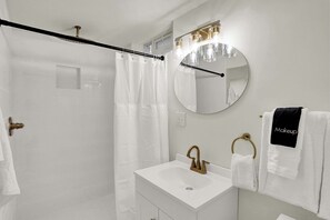 Een douche, een haardroger, handdoeken, shampoo