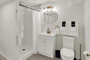Een douche, een haardroger, handdoeken, shampoo