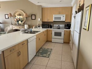 Private kitchen - "Sterling Beach" Beachfront 2BR/2BA PCB (Panama City Beach)