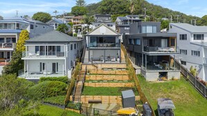 Un quartier résidentiel avec des maisons modernes, un escalier apparent menant à un deuxième étage et un petit jardin.