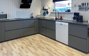 Fridge, microwave, dishwasher, coffee/tea maker - Lake front home in Blokhus with WiFi (Blokhus)