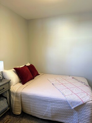 1 habitación, tabla de planchar con plancha, wifi gratis y ropa de cama