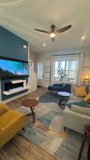 TV, fireplace - Elite World Cup 3-Bdr Summerhill Townhouse by Beltline w/BRT direct to Stadium (Atlanta)