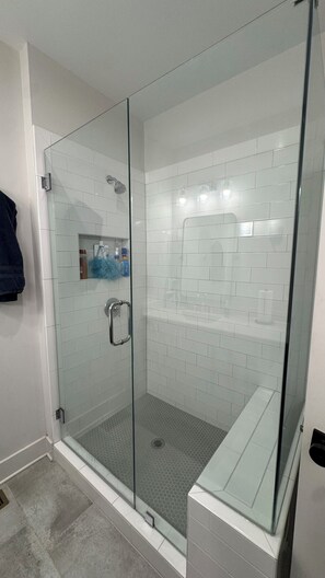 Shower, bidet, towels, soap - Elite World Cup 3-Bdr Summerhill Townhouse by Beltline w/BRT direct to Stadium (Atlanta)