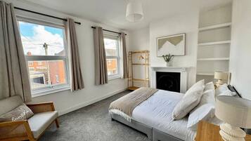 2 bedrooms, desk, iron/ironing board, WiFi