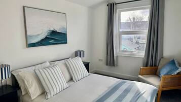 2 bedrooms, desk, iron/ironing board, WiFi