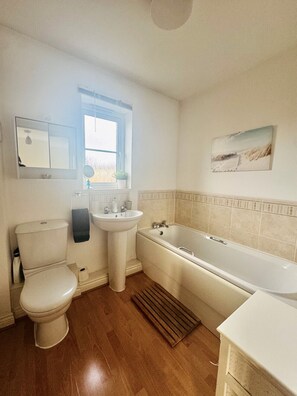 Bathroom - Spacious 3-Bed Home with Private Gym & Garden (Devon)
