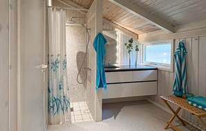 Shower - Nice home in Hals with WiFi (Hals)