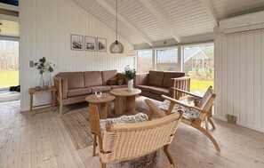 TV - Nice home in Hals with WiFi (Hals)