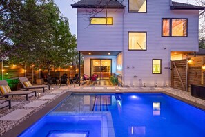 Outdoor pool - Hot Tub Club | Pool | BBQ | Walk to Rainey St (Austin)