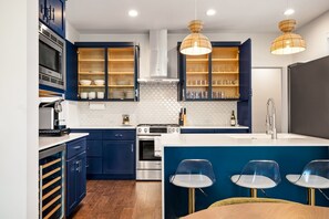 Fridge, microwave, oven, stovetop - Hot Tub Club | Pool | BBQ | Walk to Rainey St (Austin)