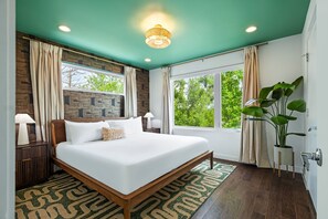 5 bedrooms, desk, iron/ironing board, free WiFi - Hot Tub Club | Pool | BBQ | Walk to Rainey St (Austin)
