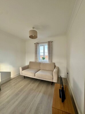 TV - Modern Exeter Townhouse 3 Double Beds | M5 Access (Devon)