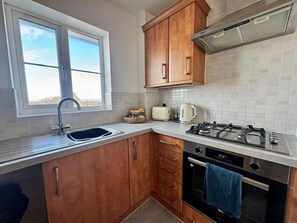 Private kitchen - Modern Exeter Townhouse 3 Double Beds | M5 Access (Devon)