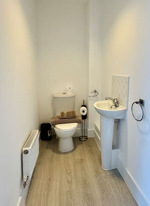 Bathroom - Modern Exeter Townhouse 3 Double Beds | M5 Access (Devon)