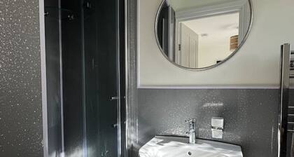 Convenient 1-Bed Apartment | Walk to Beach & Shops