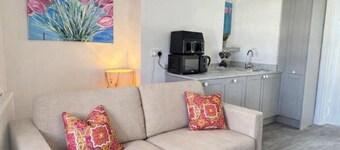 Convenient 1-Bed Apartment | Walk to Beach & Shops