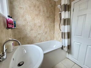 Hair dryer - Spacious 5 Bed Exeter Home |City & Hospital Access (Heavitree)