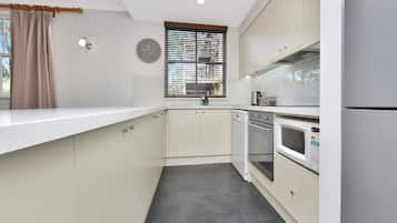 Coffee/tea maker, fridge, stovetop, toaster