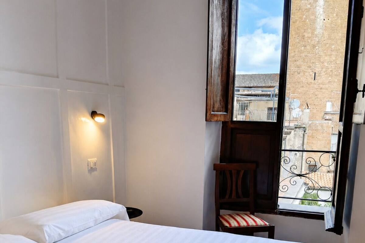 Cubrecamas, minibar, escritorio y wifi gratis 