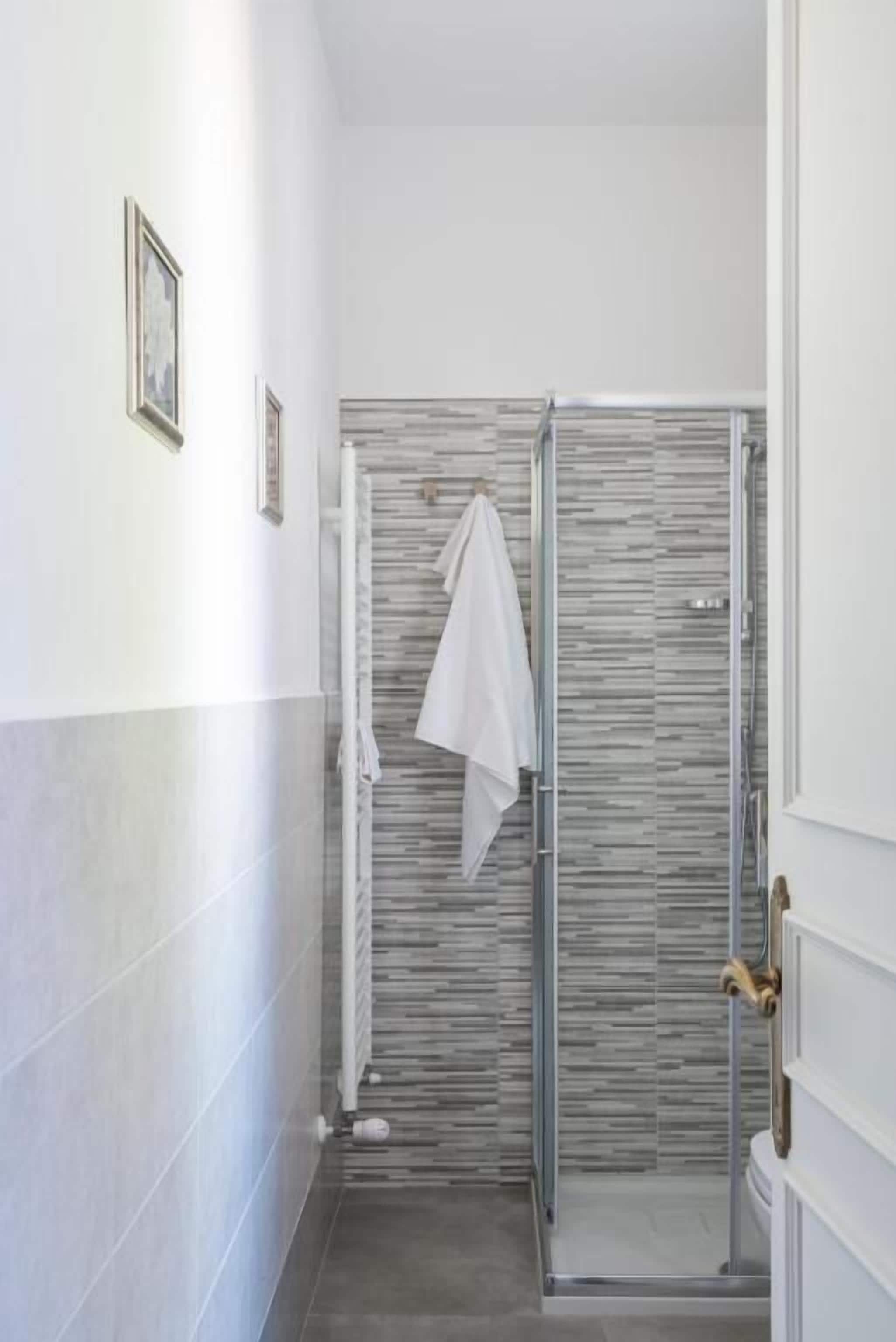 Kostenlose Toilettenartikel, Haartrockner, Handtücher, Toilettenpapier