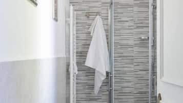 Kostenlose Toilettenartikel, Haartrockner, Handtücher, Toilettenpapier