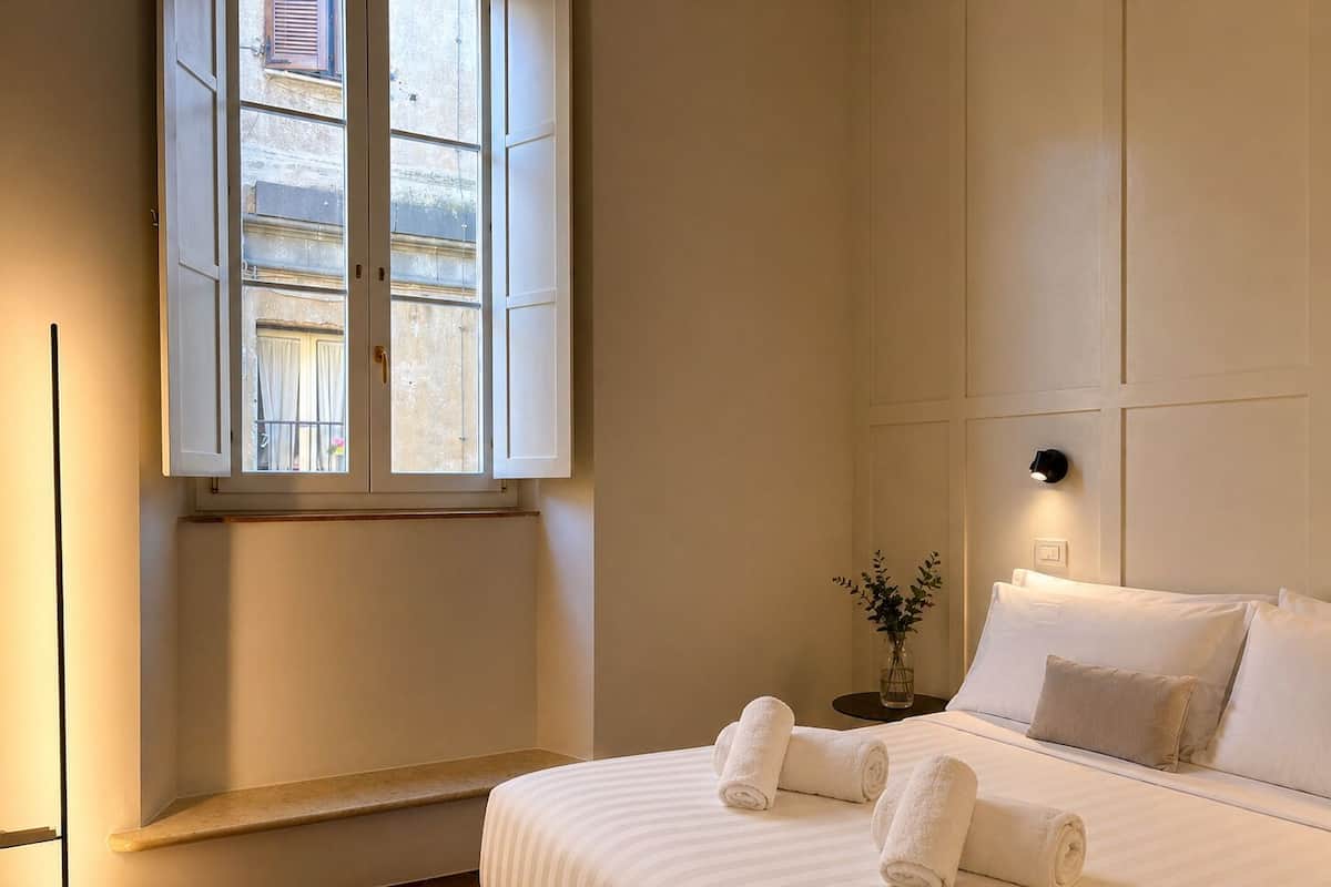 Cubrecamas, minibar, escritorio y wifi gratis 