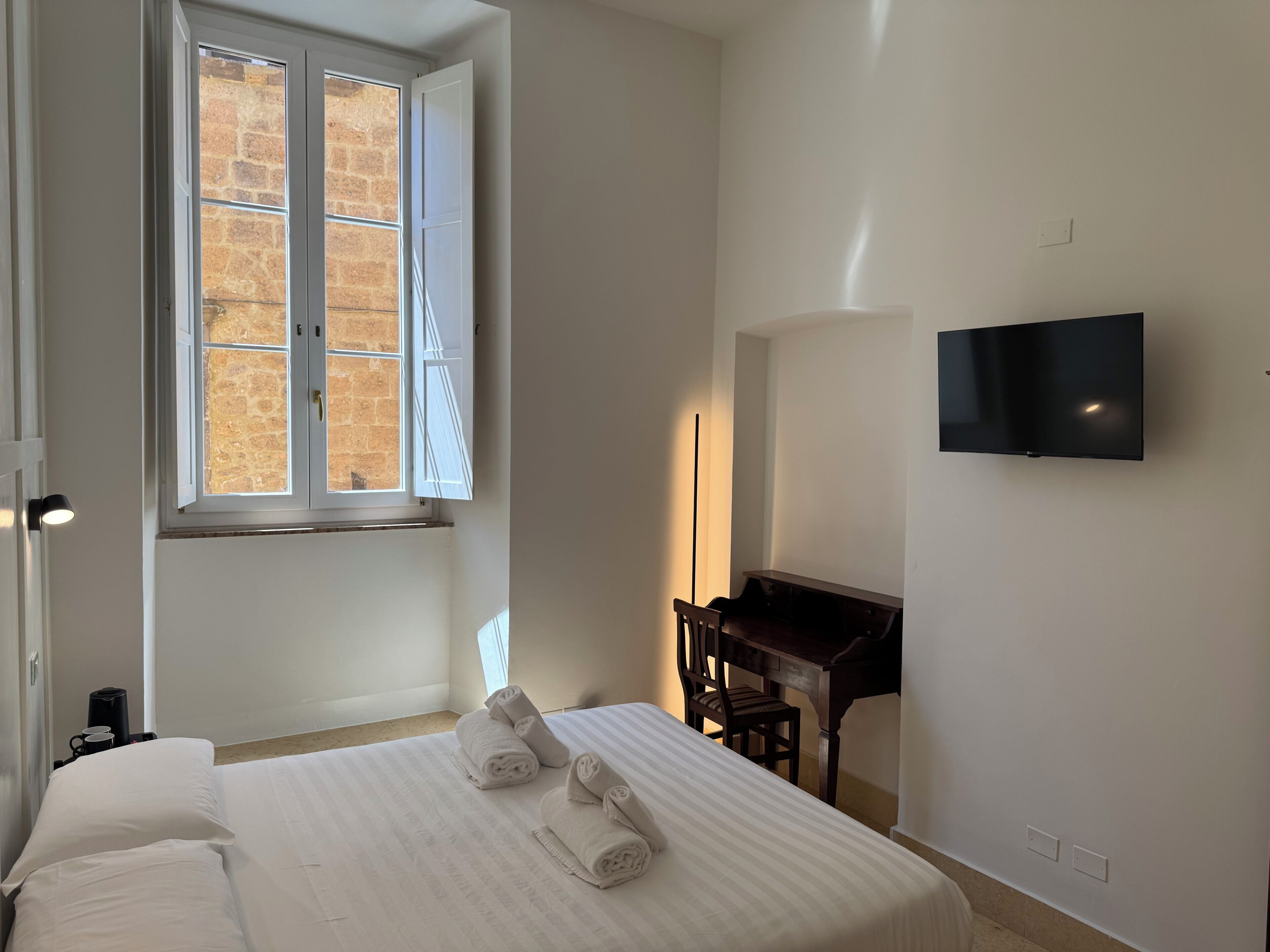 Standard Room | Down comforters, minibar, desk, WiFi (free)
