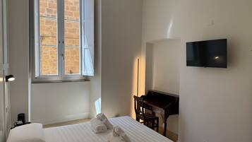 Standard Room | Down comforters, minibar, desk, WiFi (free)