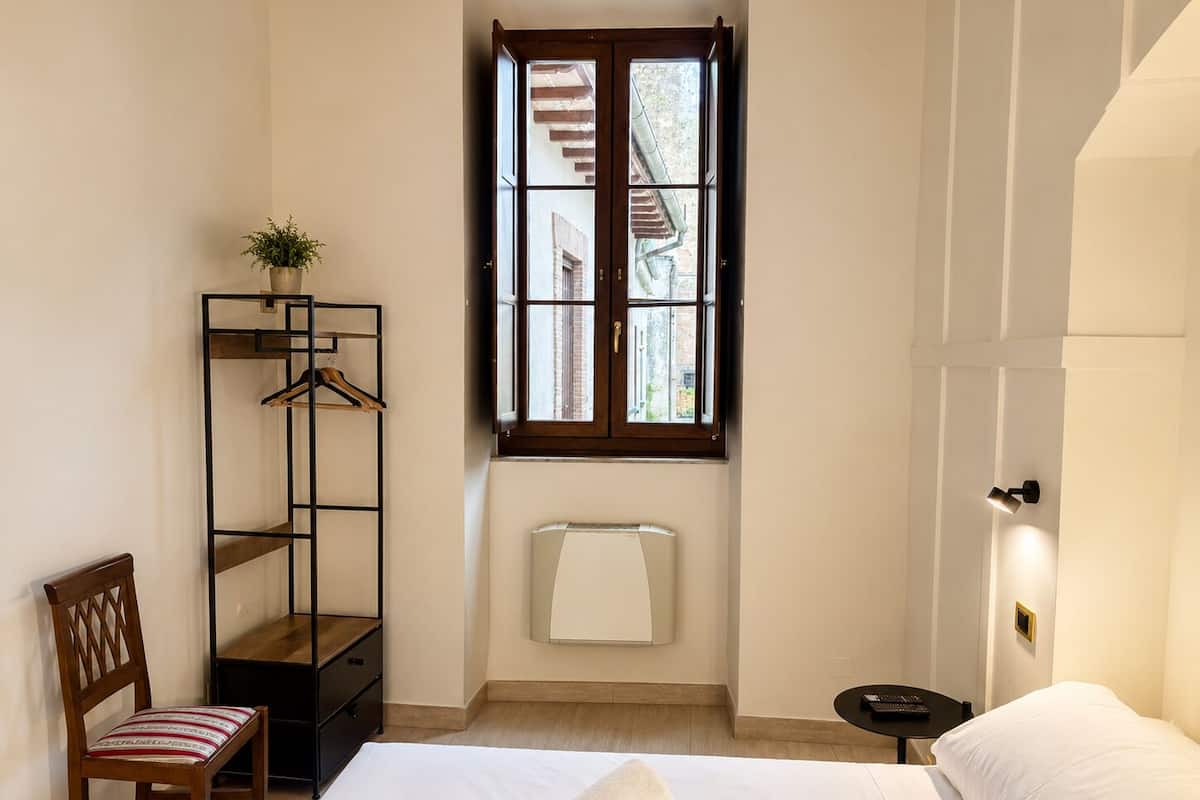 Cubrecamas, minibar, escritorio y wifi gratis 