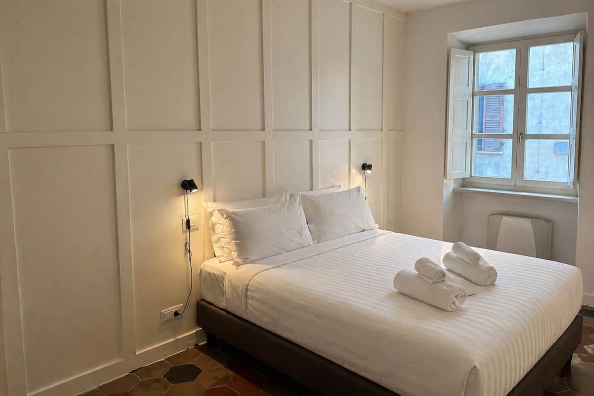 Cubrecamas, minibar, escritorio y wifi gratis 