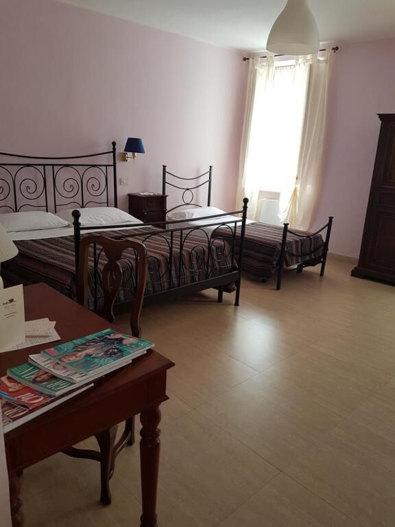 Camera tripla, vista città