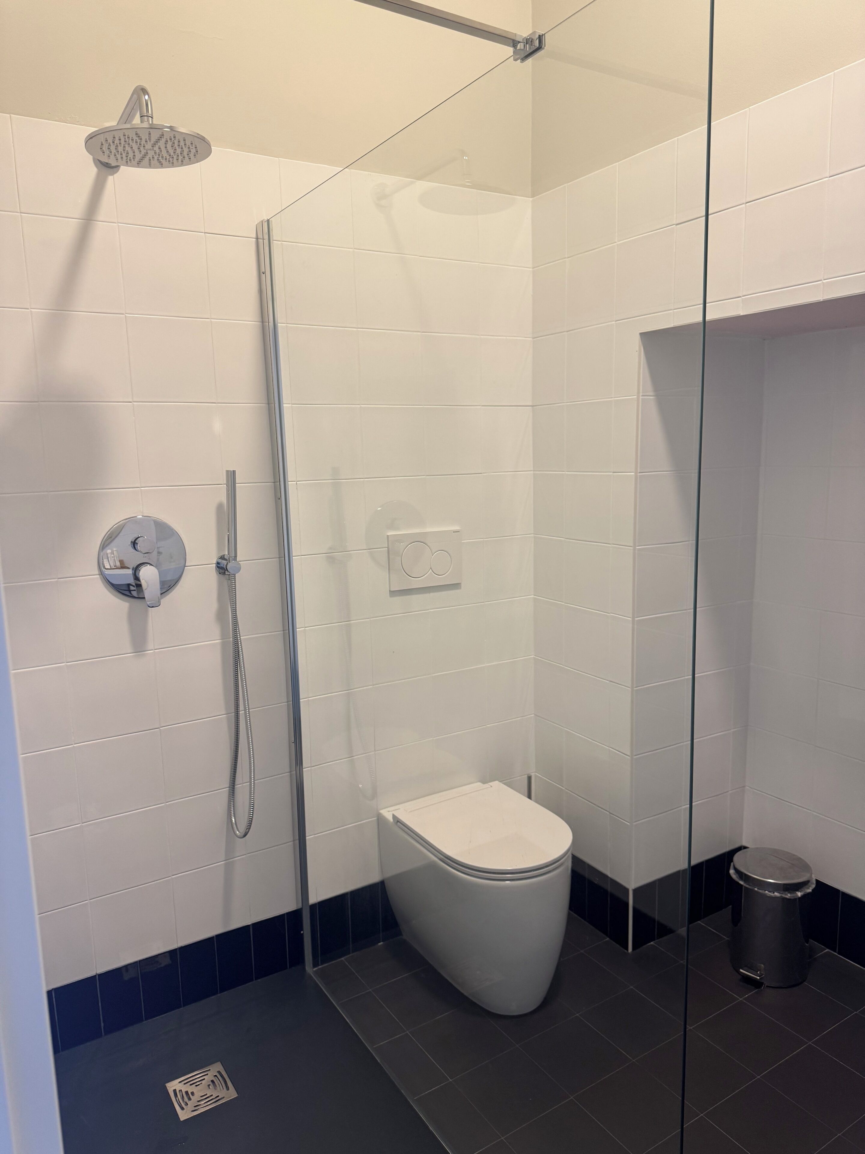 Habitación superior | Baño | Amenidades de baño gratuitas, secadora de cabello, bidet, toallas 