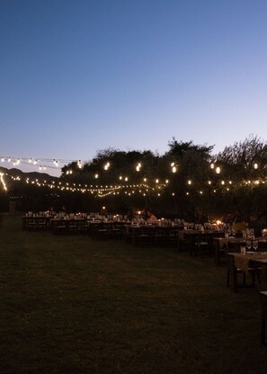 Outdoor dining - Rustic Wedding Vibe !
high-end Tuscan estate and the intimate, feel of a farm ! (Laveen)
