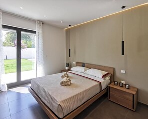 Habitación doble Deluxe, vista al jardín | Espacio para trabajar con laptop, cortinas blackout y insonorización 
