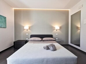Espacio para trabajar con laptop y cortinas blackout 