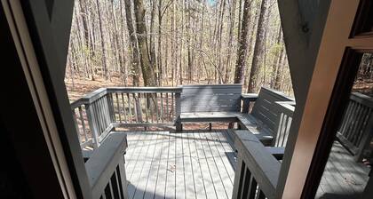 Secluded Cabin on private 60 acre lake 10 minutes from Tupelo